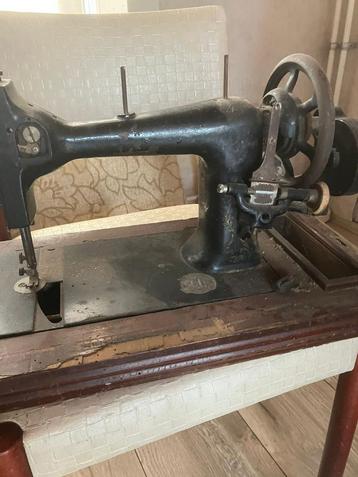 Antieke handnaaimachine beschikbaar voor biedingen