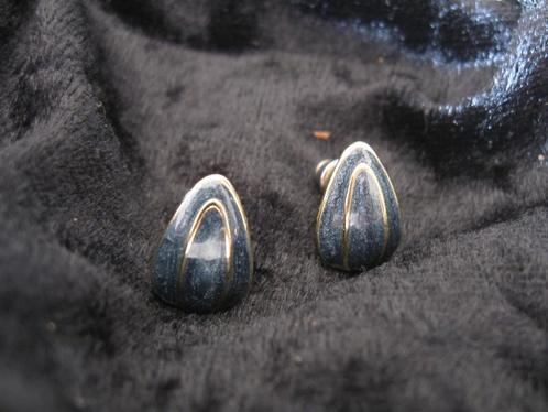 Oorbellen, goudkleurig met blauw, knopjes zo goed als nieuw, Sieraden, Tassen en Uiterlijk, Oorbellen, Zo goed als nieuw, Overige materialen