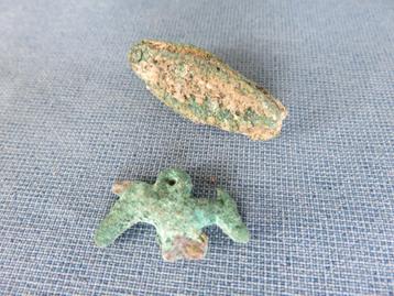 Pijlpunt en amulet in brons . ca. 2700 jaar oud - bodemvonds beschikbaar voor biedingen