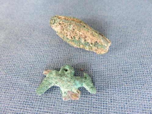 Pijlpunt en amulet in brons . ca. 2700 jaar oud - bodemvonds, Antiek en Kunst, Antiek | Koper en Brons, Brons, Ophalen of Verzenden