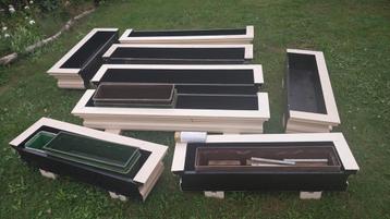 Grote bloembakken voor aan het huis op te hangen beschikbaar voor biedingen