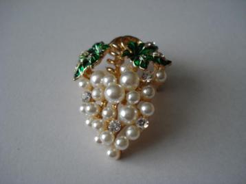 Pareltros broche beschikbaar voor biedingen