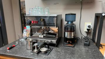 La Spaziale espressomachine met koffiemaler en accessoires beschikbaar voor biedingen