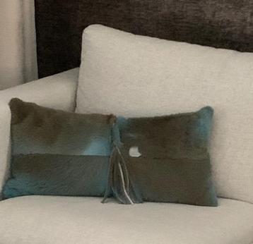 Kangaroo hairon Leather Pillow beschikbaar voor biedingen