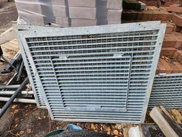 Te koop gegalvaniseerd afdekrooster met roosterluik beschikbaar voor biedingen