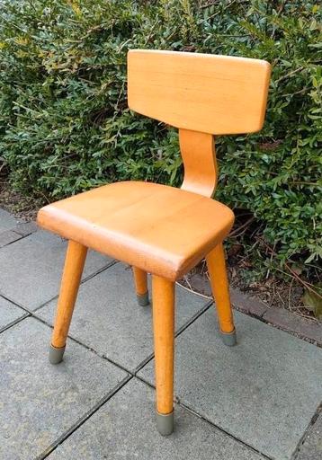 Vintage schoolstoeltje 1967 school stoeltje kleuterstoeltje  beschikbaar voor biedingen