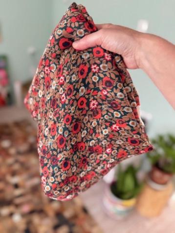 Stof donkergroen rood bruin bloemetjes retro vintage beschikbaar voor biedingen