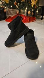 Uggs mini, Ophalen of Verzenden, Zo goed als nieuw, Zwart