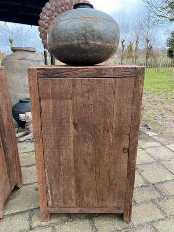 Robuuste houten kast. Old Wood. 1 deur. beschikbaar voor biedingen
