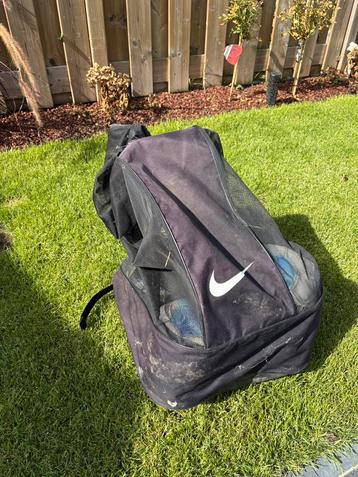 Nike voetbaltas met een aantal Derbystar wedstrijd ballen beschikbaar voor biedingen