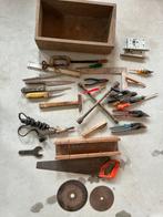 Oud handgereedschap in een koop zaag hamer schroevendraaiers, Ophalen
