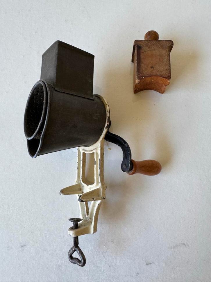 Antiek Amandelmolentje (26 cm), Antiek en Kunst, Antiek | Keukenbenodigdheden, Ophalen of Verzenden