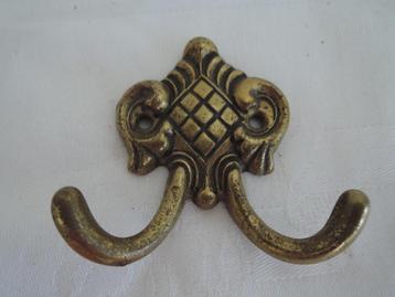 Ouderwetse koperen wandhaak met twee haken beschikbaar voor biedingen