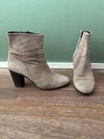 Italiaanse suede enkellaarsjes maat 42, Ophalen of Verzenden, Zo goed als nieuw, Beige
