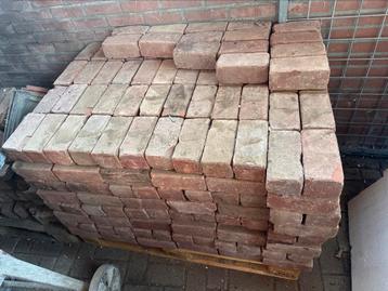 Partij gebakken broodjes klinkers op pallet beschikbaar voor biedingen