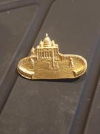 Goudkleurige broche Sint Pieter,  Vaticaanstad., Verzamelen, Ophalen of Verzenden, Zo goed als nieuw, Stad of Land, Speldje of Pin