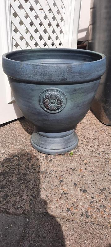 Grote brocante donkerblauwe bloempot. beschikbaar voor biedingen