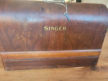 Antieke Singer Naaimachine met Houten Koffer beschikbaar voor biedingen