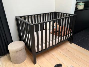 Stijlvol zwart kinderbedje / park + matras beschikbaar voor biedingen