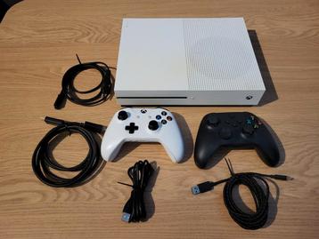 Xbox One S 1TB met 2 controllers beschikbaar voor biedingen