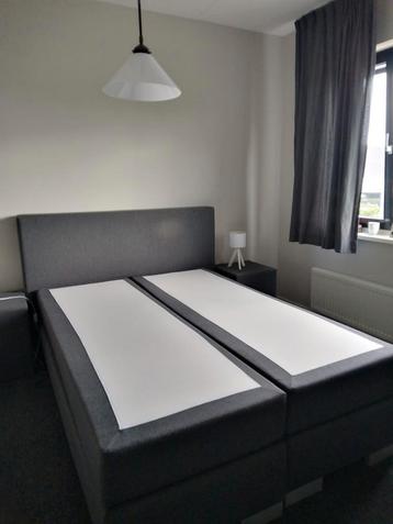 Boxspring 140 x 200 nachtk. 45x45x50 , hoofdbord 160x1.05 beschikbaar voor biedingen
