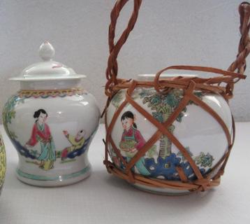 2st chinees porselein vaasje deksel voorraad pot zotje vrouw beschikbaar voor biedingen