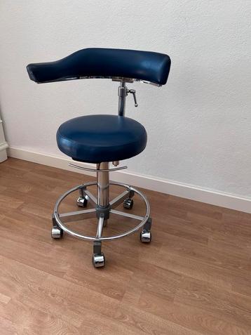 Blauwe Tandartsen Bureaukruk beschikbaar voor biedingen