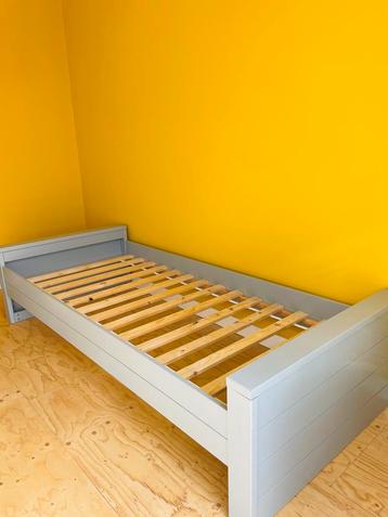 Stoer Betongrijs Kinder/Tienerbed 90x200 Woood Dennis beschikbaar voor biedingen