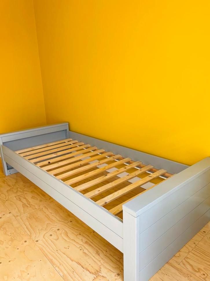 Stoer Betongrijs Kinder/Tienerbed 90x200 Woood Dennis, Huis en Inrichting, Slaapkamer | Bedden, Zo goed als nieuw, Eenpersoons