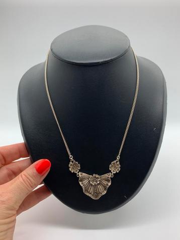 X774 Prachtige vintage zilveren ketting met hanger beschikbaar voor biedingen