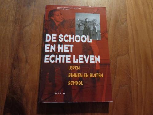 De school en het echte leven -Red. Saskia van Oenen e.a., Boeken, Politiek en Maatschappij, Zo goed als nieuw, Maatschappij en Samenleving