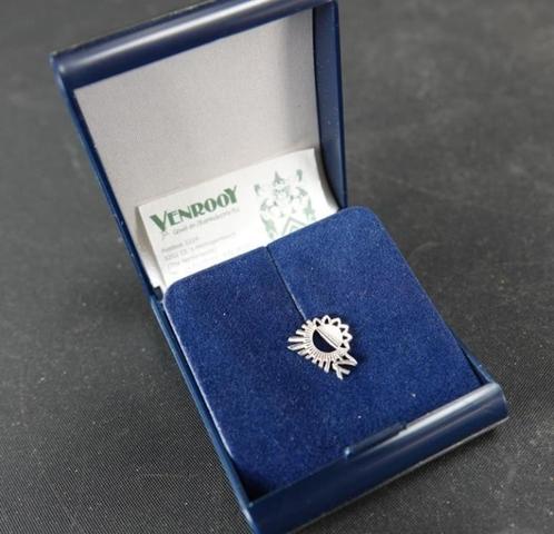 Zilveren Zonnebloem insigne (pin) in Cassette, Verzamelen, Speldjes, Pins en Buttons, Zo goed als nieuw, Speldje of Pin, Overige onderwerpen