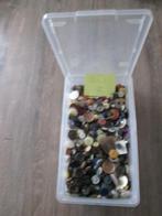 kunststof metaal enz knopen en knoopjes groot en klein box 2, Ophalen of Verzenden, Zo goed als nieuw, Knoop of Knopen