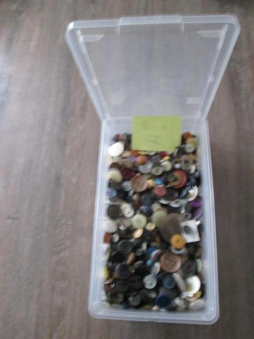 kunststof metaal enz knopen en knoopjes groot en klein box 2, Hobby en Vrije tijd, Naaien en Fournituren, Zo goed als nieuw, Knoop of Knopen