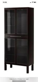 IKEA BJURSTA vitrinekast bruin/zwart, Huis en Inrichting, Ophalen, Gebruikt, 50 tot 100 cm, 150 tot 200 cm