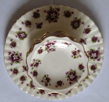 Royal Albert Sweet Violets Petit Four set beschikbaar voor biedingen