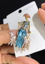 Nieuwe Broche met Dame en Honden, Sieraden, Tassen en Uiterlijk, Broches, Overige materialen, 4 tot 7 cm, Blauw, Nieuw