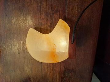 Zoutlamp in de vorm van een maan beschikbaar voor biedingen