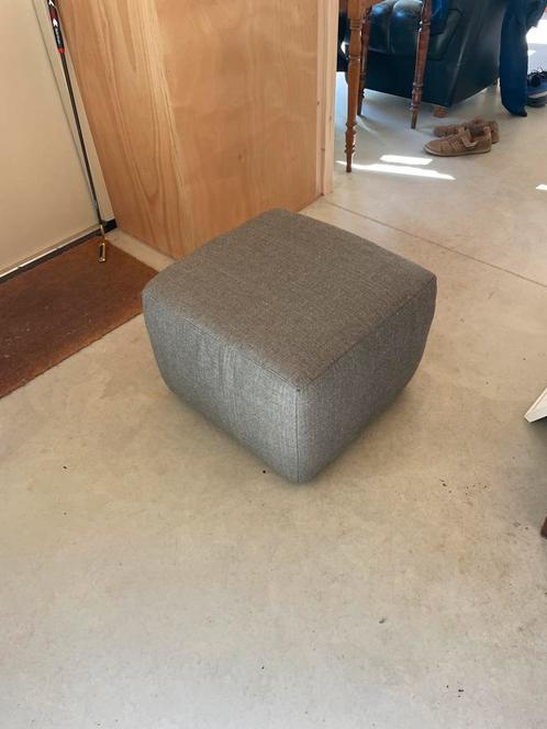 Poef / hocker / ottoman (stof / grijs), Huis en Inrichting, Banken | Voetenbanken en Poefen, Gebruikt, 50 tot 75 cm, 50 tot 75 cm