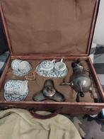 Komplete koffer met tinnen koffiekan , en blau saks servies, Antiek en Kunst, Antiek | Servies los, Ophalen of Verzenden