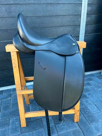 Meerdere zadels IDEAL EQUASTRIAN nieuw! beschikbaar voor biedingen