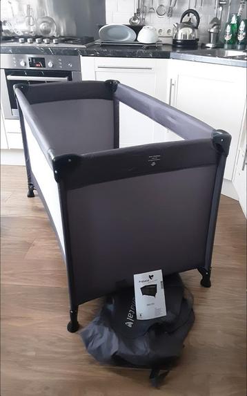 Campingbed reisbed Deluxe baby bed NIEUWSTAAT  beschikbaar voor biedingen