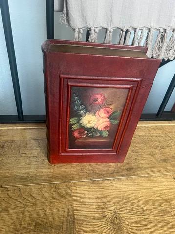 Houten opbergdoos als boek, leuk als decoratie beschikbaar voor biedingen