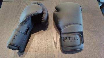 Stiel bokshandschoenen beschikbaar voor biedingen