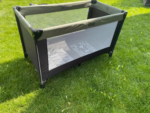 Campingbedje - Qute Q-sleep, olijfgroen/zwart, Kinderen en Baby's, Boxen, Zo goed als nieuw, Ophalen of Verzenden