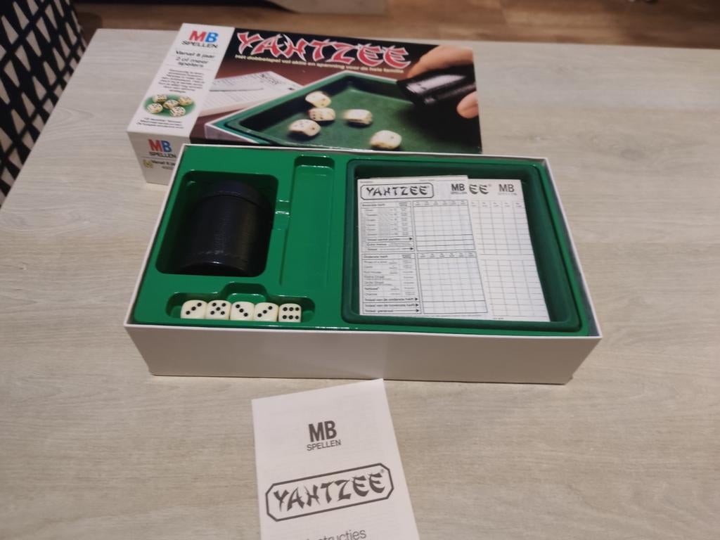 Yahtzee MB Spellen - Klassiek dobbelspel, MB Spellen, Hogehilweg 4, 1101 CD Amsterdam, Ophalen of Verzenden, Zo goed als nieuw