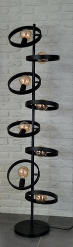 Te koop staande 8 bollenlamp industriële look, Huis en Inrichting, Lampen | Vloerlampen, Ophalen, Zo goed als nieuw, Metaal, 150 tot 200 cm