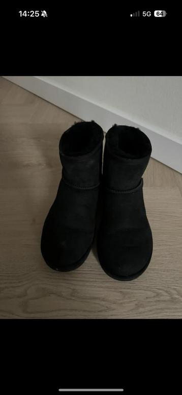 Originele uggs zwart beschikbaar voor biedingen