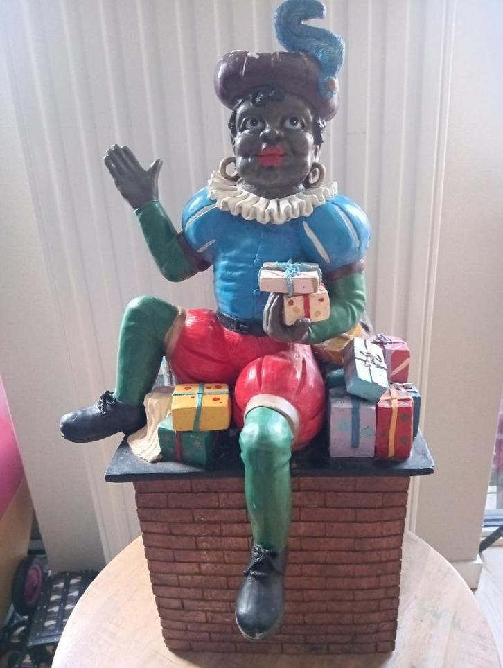 Grote Zwarte Piet uit   etalage op schoorsteen  met kadoos, Diversen, Sinterklaas, Gebruikt, Ophalen
