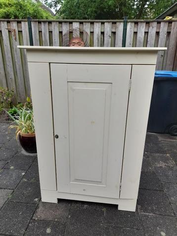 Houten kast met planken beschikbaar voor biedingen